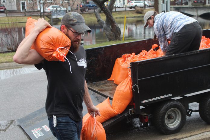 JQFloodrelief1web.jpg.f19e306b